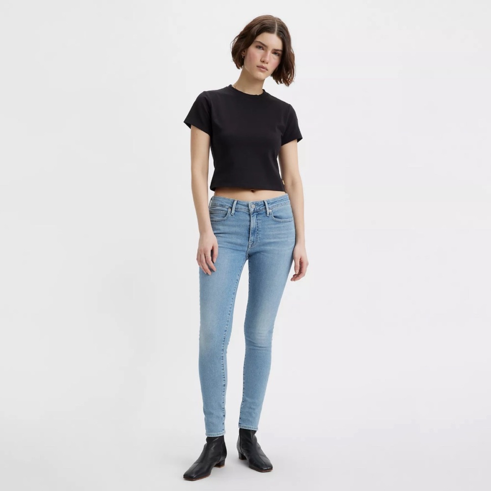 Levi’s 711 Skinny Jeans Midrise. Never worn size 4 length short.